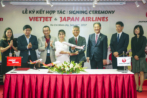 Vietjet Air et Japan Airlines signent un accord de cooperation integrale hinh anh 1