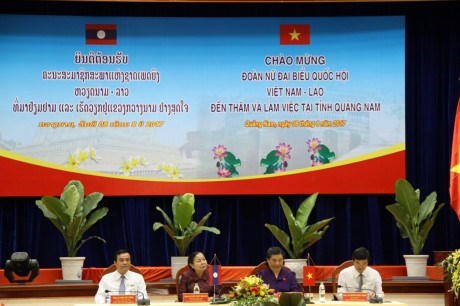 La delegation des deputees laotiennes visite Quang Nam hinh anh 1