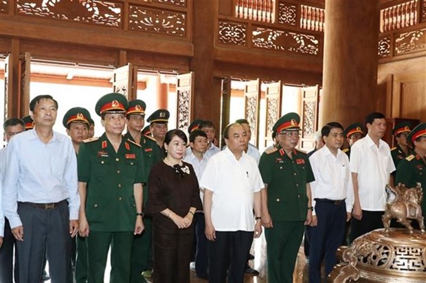 Le PM Nguyen Xuan Phuc offre de l'encens au president Ho Chi Minh au site K9 hinh anh 1