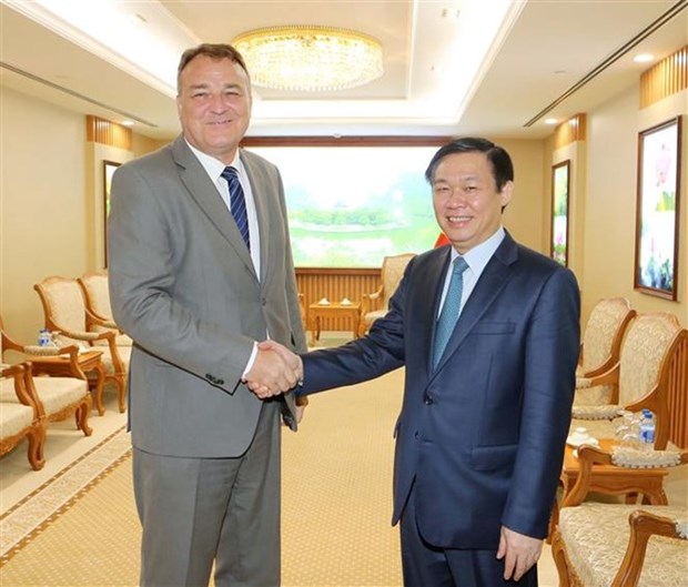 Le vice-PM Vuong Dinh Hue recoit des ambassadeurs etrangers hinh anh 2