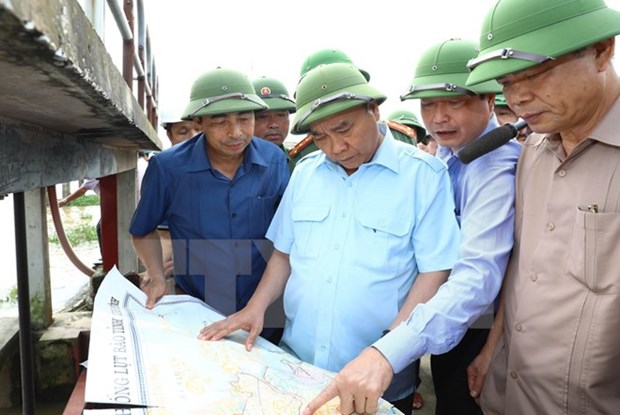 Le PM Nguyen Xuan Phuc dirige le travail de lutte contre les crues a Ninh Binh hinh anh 1