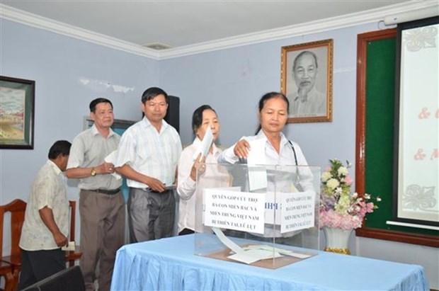 La communaute des Vietnamiens au Cambodge soutient les victimes des crues hinh anh 1