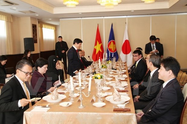 Le ministre japonais des AE travaille avec les ambassadeurs de l’ASEAN hinh anh 1
