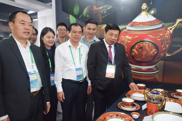 APEC 2017 : L’exposition «Vietnam, partenaire d’affaires fiable et potentiel » a Da Nang hinh anh 2