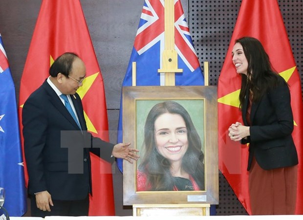 APEC 2017: le PM Nguyen Xuan Phuc rencontre son homologue neo-zelandaise hinh anh 1