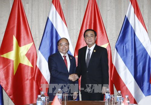 Le PM Nguyen Xuan Phuc rencontre son homologue thailandais hinh anh 1