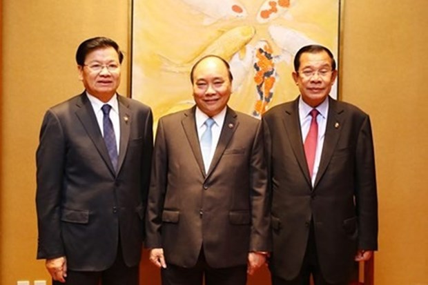 Sommet de l'ASEAN : le PM travaille avec ses homologues laotien et cambodgien hinh anh 1