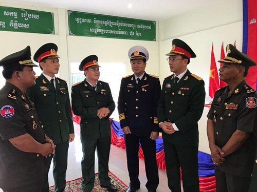 De jeunes officiers militaires vietnamiens au Cambodge hinh anh 1