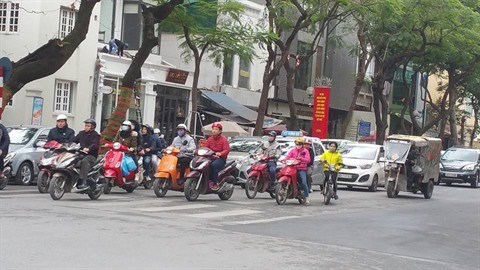 La plupart des Vietnamiens respectent le port du casque de moto hinh anh 2