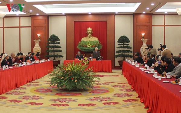Le secretaire general Nguyen Phu Trong rencontre des figures illustres des minorites ethniques hinh anh 1
