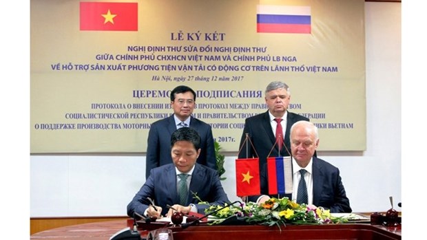 Vietnam - Russe : Signature d’un protocole sur la fabrication de vehicules a moteur hinh anh 1