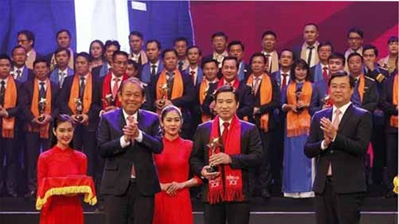 Dix jeunes entrepreneurs recoivent le prix Sao Do hinh anh 1