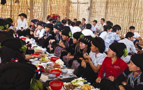 Lai Chau seduit les touristes par ses festivites culturelles hinh anh 2