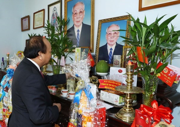 Le PM rend hommage aux anciens dirigeants du gouvernement et de l'Etat hinh anh 2