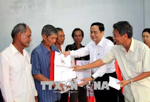 Le president de FPV offre des cadeaux du Tet a Soc Trang hinh anh 1