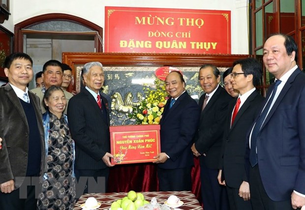Les permanenciers du gouvernement souhaitent longevite au general Dang Quan Thuy hinh anh 1