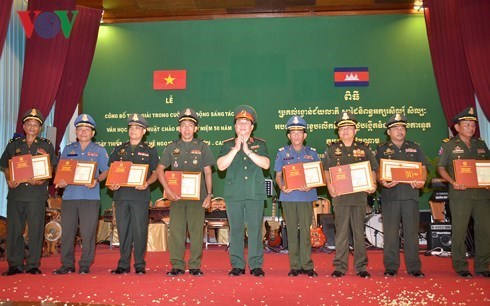 Remise des prix du concours d'ecriture sur les liens Vietnam-Cambodge hinh anh 1