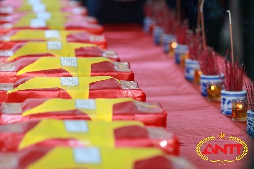 Ha Tinh : inhumation des restes de 12 volontaires tombes au Laos hinh anh 1