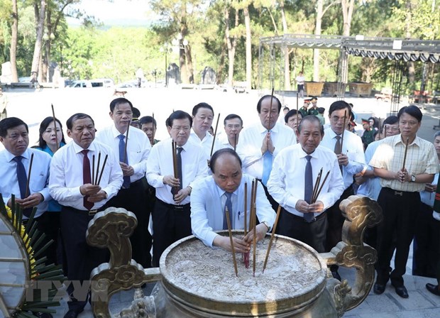 Le Premier ministre Nguyen Xuan Phuc rend hommage aux Morts pour la Patrie hinh anh 1