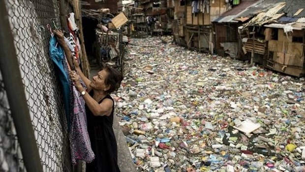 Manille : efforts pour nettoyer un canal envahi par les dechets plastiques hinh anh 1