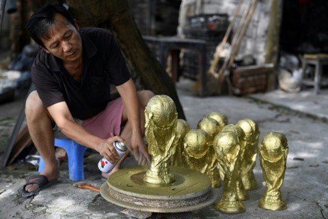 Au Vietnam, des repliques du trophee de la Coupe du monde deja en preparation hinh anh 1