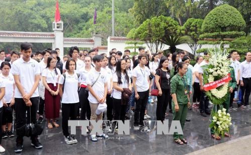 Des jeunes Viet kieu brulent de l'encens au sein du site historique du carrefour de Dong Loc hinh anh 1