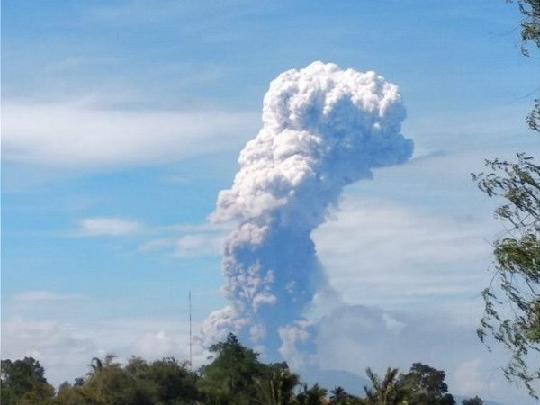 Apres le seisme et le tsunami, le volcan indonesien Soputan entre en eruption hinh anh 1