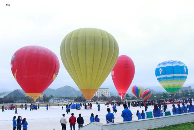 Ouverture du 2e Festival international de montgolfieres de Son La hinh anh 1