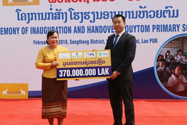 La compagnie d’assurance LAP offre une ecole primaire a un district laotien hinh anh 1