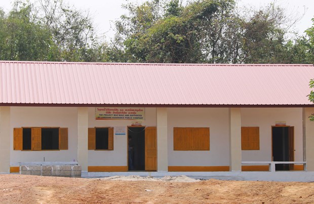La compagnie d’assurance LAP offre une ecole primaire a un district laotien hinh anh 2