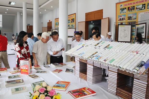 Ninh Binh : Ouverture de la Journee du livre et de l'exposition sur Hoang Sa et Truong Sa hinh anh 1