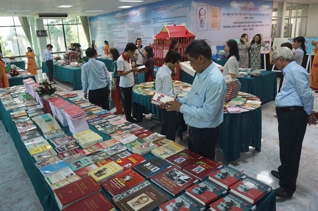 Exposition de livres « Cinquante ans d’execution du testament du President Ho Chi Minh » hinh anh 1
