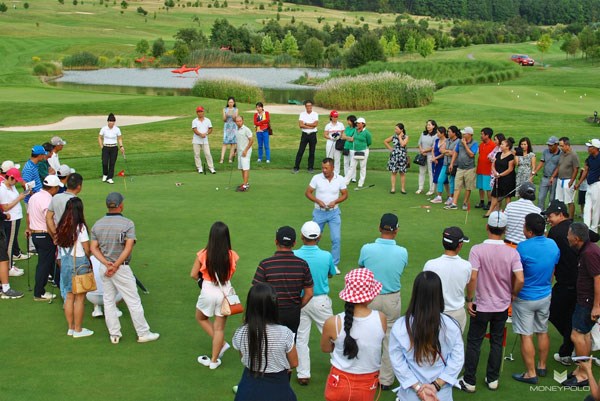 Le tournoi de golf de la communaute des Vietnamiens en Republique tcheque hinh anh 1