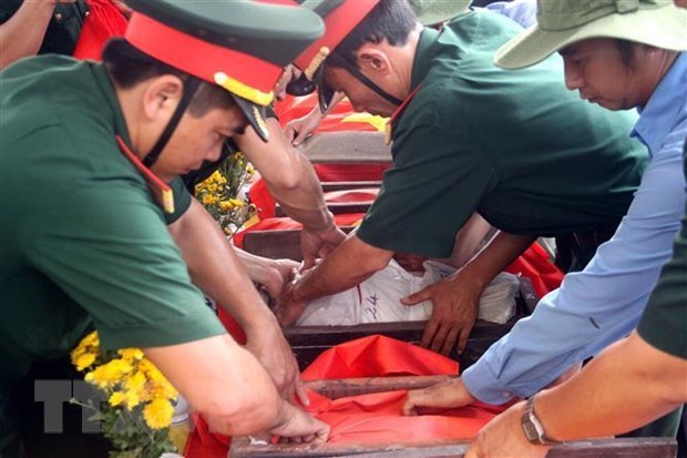 Remise des restes de 98 soldats tombes au champ d’honneur au Laos hinh anh 1