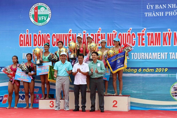 Tam Ky: l’equipe locale remporte le tournoi international de beach-volley feminin 2019 hinh anh 1