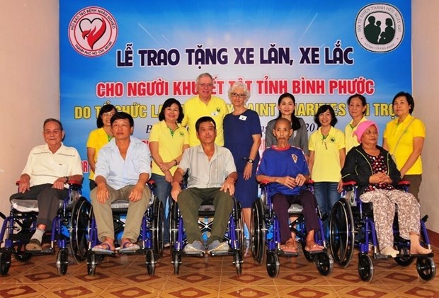 Binh Phuoc: une organisation americaine offre des fauteuils roulants a des handicapes hinh anh 1