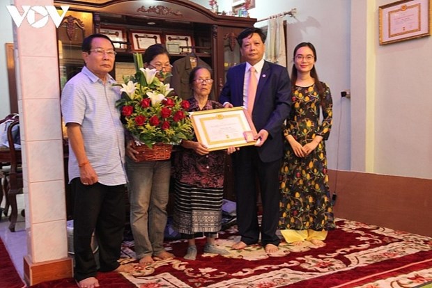 Le premier Vietnamien au Laos a recevoir l'insigne des 70 ans d'adhesion au PCV hinh anh 1
