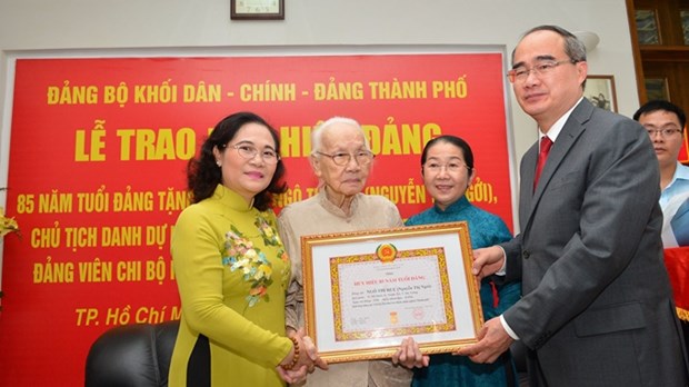 Remise de l'insigne des 85 ans de membre du Parti a l’epouse du secretaire general Nguyen Van Linh hinh anh 1