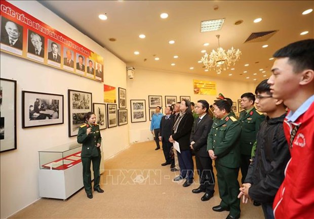 Ouverture de l'exposition sur le Parti communiste du Vietnam a Hanoi hinh anh 2