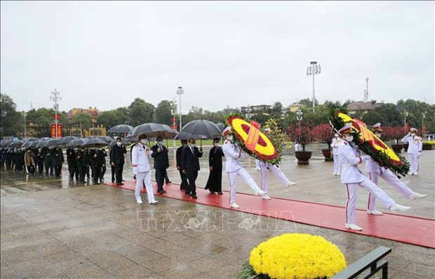Tet traditionnel : les dirigeants rendent hommage au President Ho Chi Minh hinh anh 2