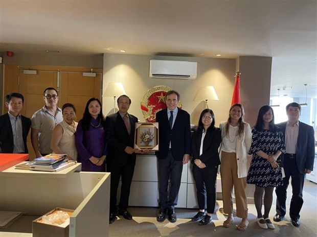 L'ambassadeur du Vietnam en Espagne participe aux activites a Barcelone hinh anh 1