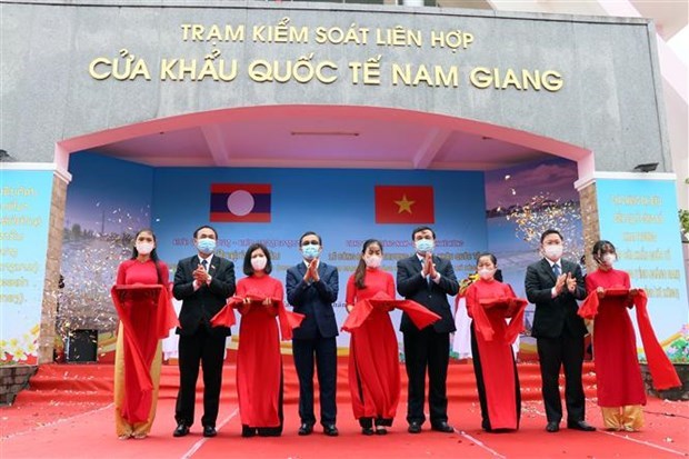 Vietnam et Laos inaugure la porte frontaliere internationale de Nam Giang – Dakta hinh anh 1