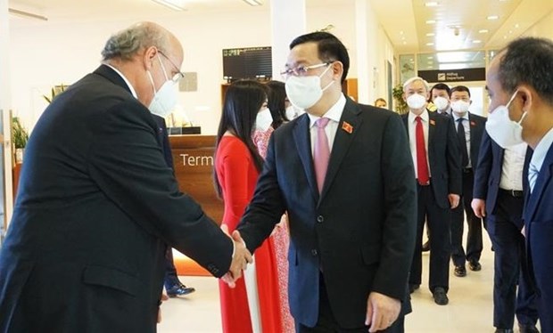 Le president de l’AN Vuong Dinh Hue arrive en Autriche hinh anh 1