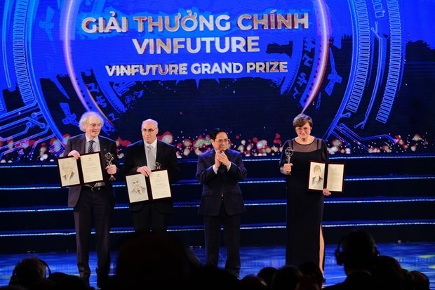 Le prix VinFuture rend hommage aux chercheurs sur les vaccins a ARNm hinh anh 1