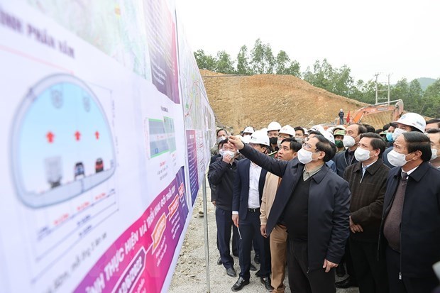 Le PM inspecte l'avancement du troncon de l’Est du projet d'autoroute Nord-Sud hinh anh 1