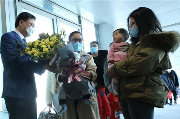 Le premier vol de rapatriement depuis l'Ukraine atterrit a Hanoi hinh anh 2
