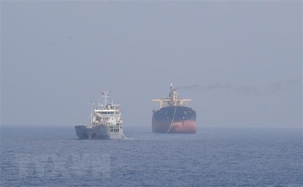 Sauvetage d'un navire panameen dans les eaux vietnamiennes de Truong Sa hinh anh 1