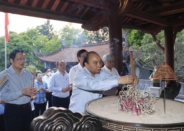Le president Nguyen Xuan Phuc rendre hommage aux ancetres legendaires des Vietnamiens hinh anh 1