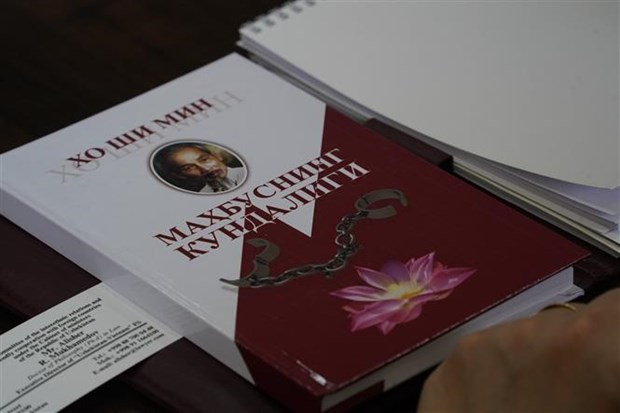 L’œuvre “Carnet de prison” du President Ho Chi Minh traduite en ouzbek hinh anh 1