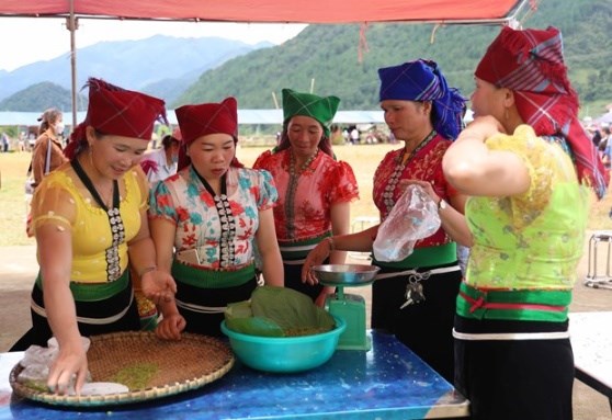 Une nouvelle fete du riz attire les visiteurs a Son La hinh anh 2